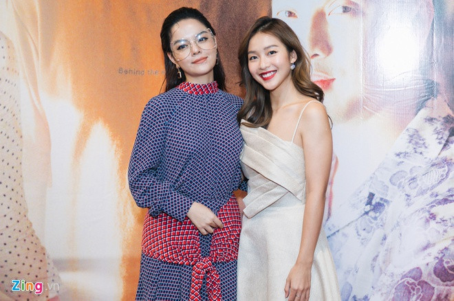 Khả Ngân diện đầm lệch vai bên Phạm Quỳnh Anh.