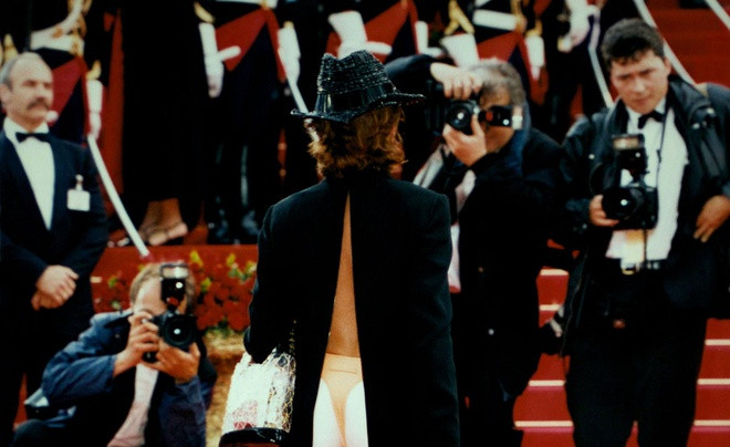 Nữ diễn viên Tây Ban Nha Victoria Abril khiến những người phía sau bối rối khi diện bộ cánh hở bạo cả vòng 3. Cánh phóng viên đã liên tục ghi lại hình ảnh này ở nhiều góc khác nhau. Năm Abril tham gia Cannes là 1997.