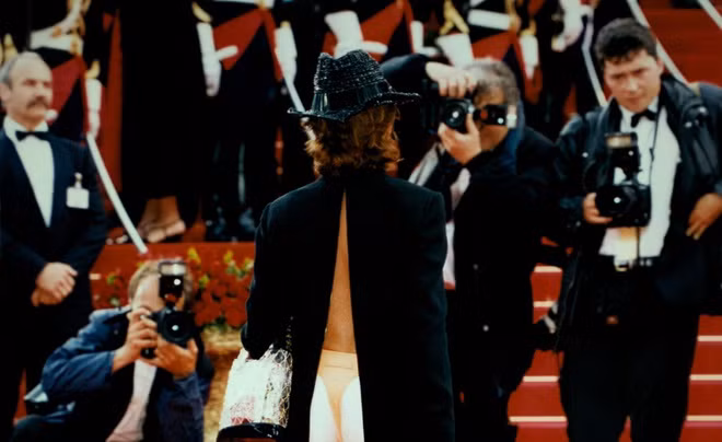 Nữ diễn viên Tây Ban Nha Victoria Abril khiến những người phía sau bối rối khi diện bộ cánh hở bạo cả vòng 3. Cánh phóng viên đã liên tục ghi lại hình ảnh này ở nhiều góc khác nhau. Năm Abril tham gia Cannes là 1997.