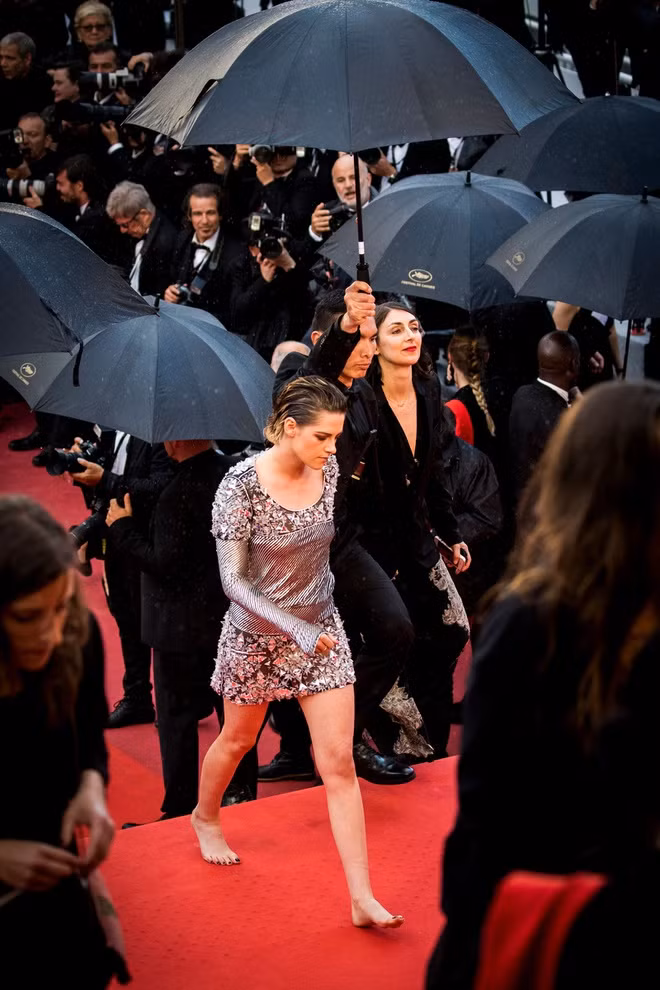 Tương tự Julia Roberts, không rõ lý do gì, giám khảo của LHP Cannes 2018 bất ngờ tháo bỏ giày cao gót trước sự ngỡ ngàng của dàn phóng viên ảnh. Trang Daily Mail nhận định có thể Kristen Stewart quá mệt mỏi sau lịch trình công việc dày đặc tại liên hoan phim và liên tục phải đi giày cao gót trong nhiều ngày.