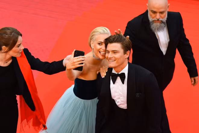 Một trong những quy định khắt khe tại Cannes là sao không được chụp ảnh selfie. Không biết vô tình hay cố ý, nhiều tên tuổi nổi tiếng đã phá vỡ nguyên tắc này. Ngài Thierry Frémaux, giám đốc Liên hoan phim Cannes, ngán ngẩm nói: "Những bức ảnh đó không hề đẹp, thậm chí kỳ cục và trông nực cười".