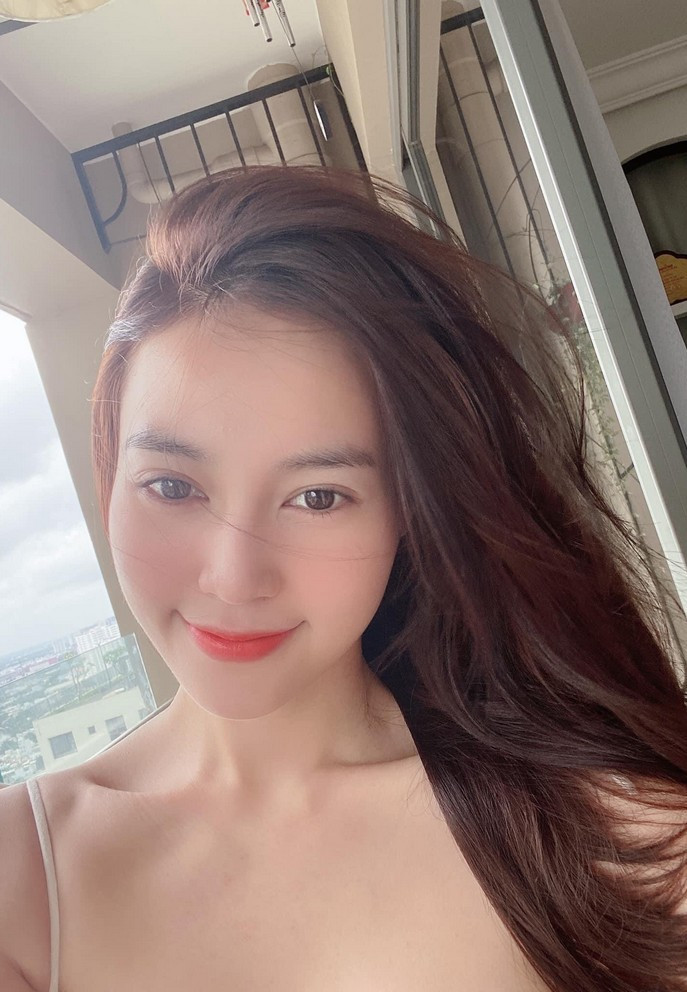 Ninh Dương Lan Ngọc selfie khi vừa thức dậy cùng lời than thở bị hủy show hàng loạt do ảnh hưởng từ dịch Covid-19.