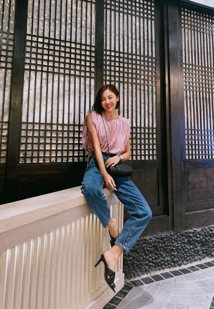 Sao Việt 20/9: Văn Mai Hương diện đồ đơn giản dạo chơi dịp cuối tuần. Nữ ca sĩ hào hứng vì sắp đón Tết Trung thu bên gia đình.