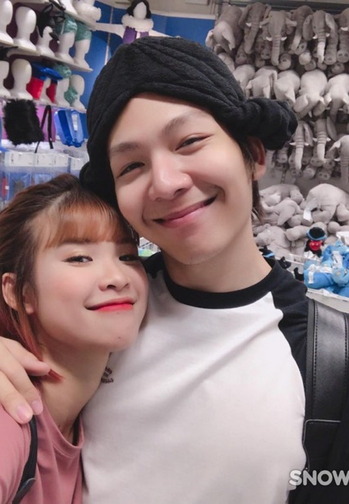 Khởi My đăng ảnh chụp cùng ông xã Kelvin Khánh khi đi siêu thị. Kết hôn hơn 3 năm, cặp đôi khiến nhiều người ghen tỵ bởi tình cảm ngọt ngào như lúc mới yêu.