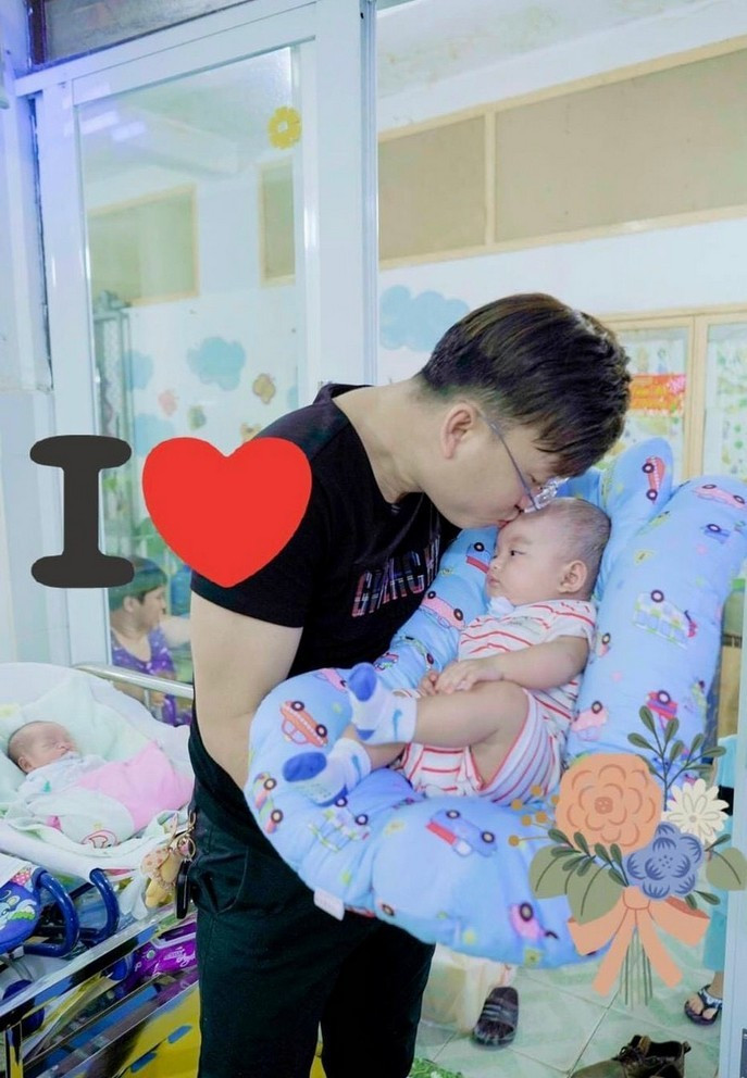 Sỹ Luân xúc động khi đến trao tặng quà cho các bé trong mái ấm mồ côi. Nam ca sĩ cho biết anh trân quý gia đình sau khi lên chức bố cách đây không lâu.