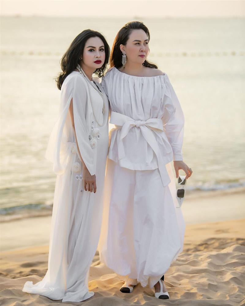 Mặc dù diva Thanh Lam hơn Phượng Chanel tới 8 tuổi, nhưng dân mạng còn phân vân ai là chị, ai là em trong bức hình này.