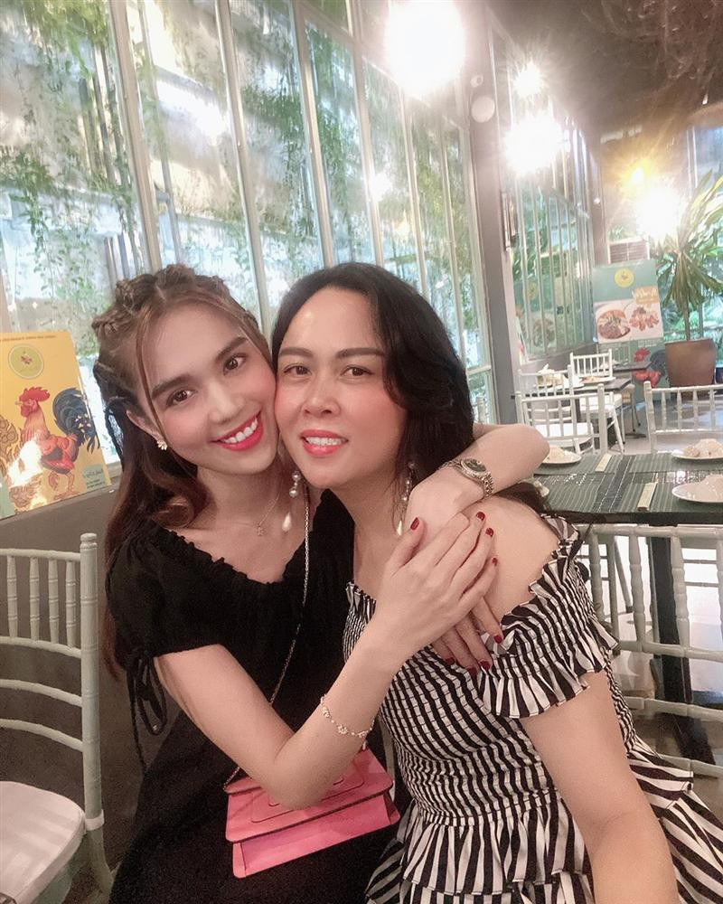 Mặc dù không thể sánh được với Ngọc Trinh về sự trẻ trung, xinh đẹp nhưng mỗi khi đụng độ, bà mẹ 3 con vẫn vô cùng tự tin.