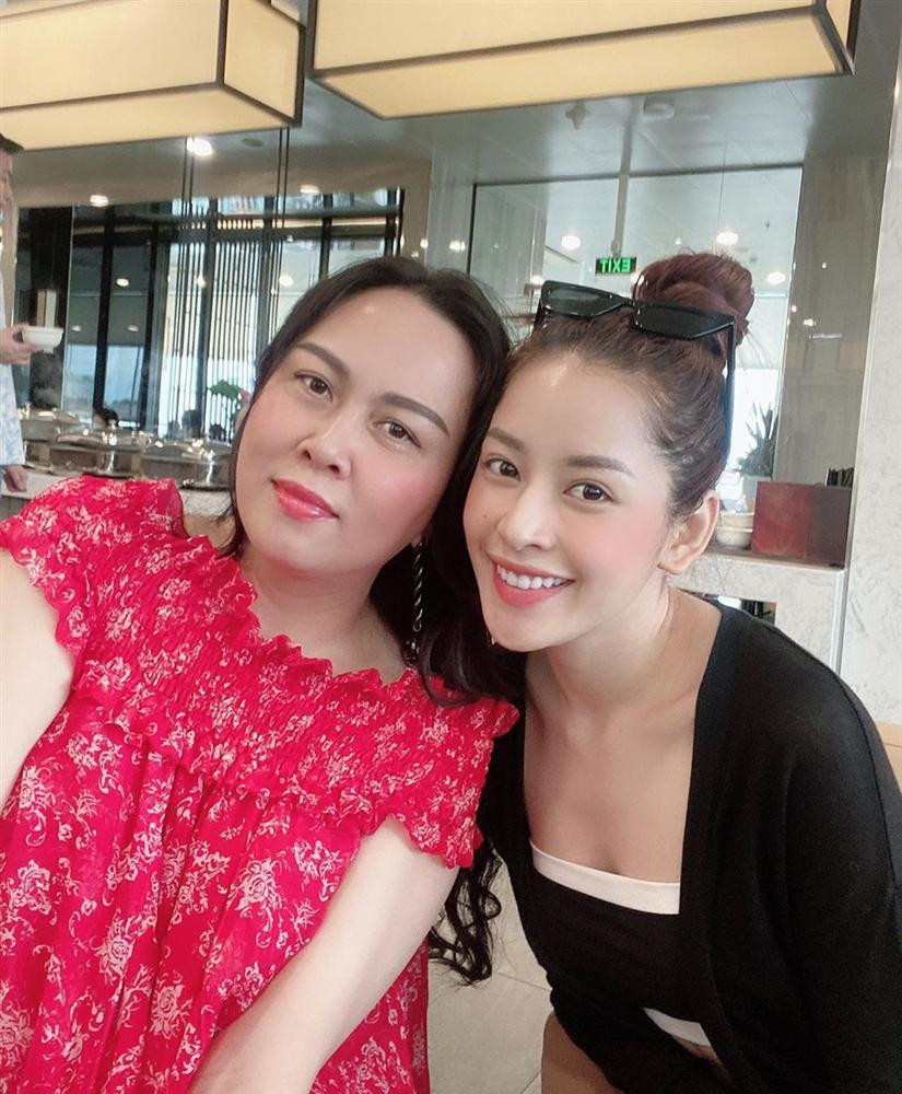 Mới đây nhất, Phượng Chanel khoe ảnh đọ sắc Chi Pu. Bị đàn em "chặt đẹp" nhưng bạn gái Quách Ngọc Ngoan vẫn được khen làn da khá trắng trẻo, mịn màng.