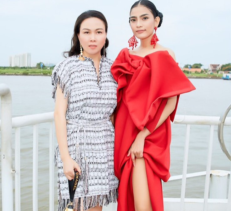 Doanh nhân Phượng Chanel tự tin đọ dáng Á hậu Trương Thị May.