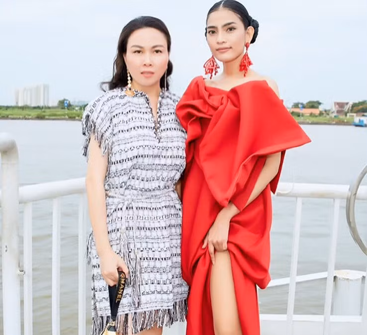 Doanh nhân Phượng Chanel tự tin đọ dáng Á hậu Trương Thị May.