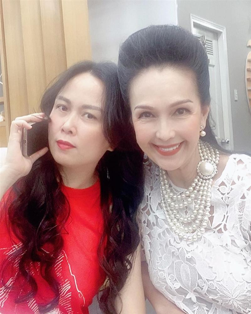 Phượng Chanel bên Diễm My 6X. Mặc dù hơn đàn em tới 15 tuổi, nhưng nhan sắc "nữ hoàng ảnh lịch" mới là điểm sáng của bức hình này.