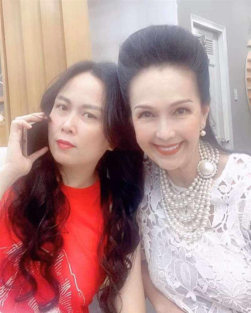 Phượng Chanel bên Diễm My 6X. Mặc dù hơn đàn em tới 15 tuổi, nhưng nhan sắc "nữ hoàng ảnh lịch" mới là điểm sáng của bức hình này.