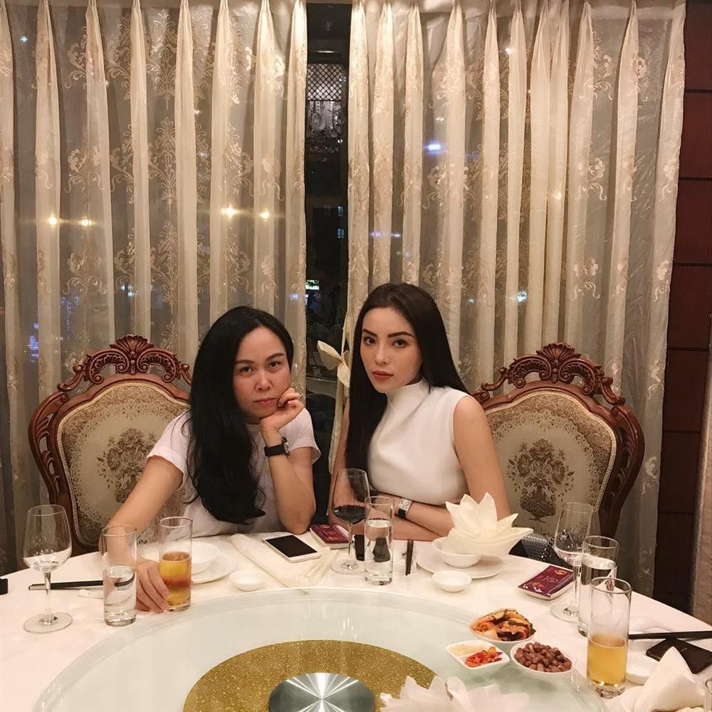 Và cũng chẳng ngán chung khung hình với Kỳ Duyên - Hoa hậu Việt Nam 2014.