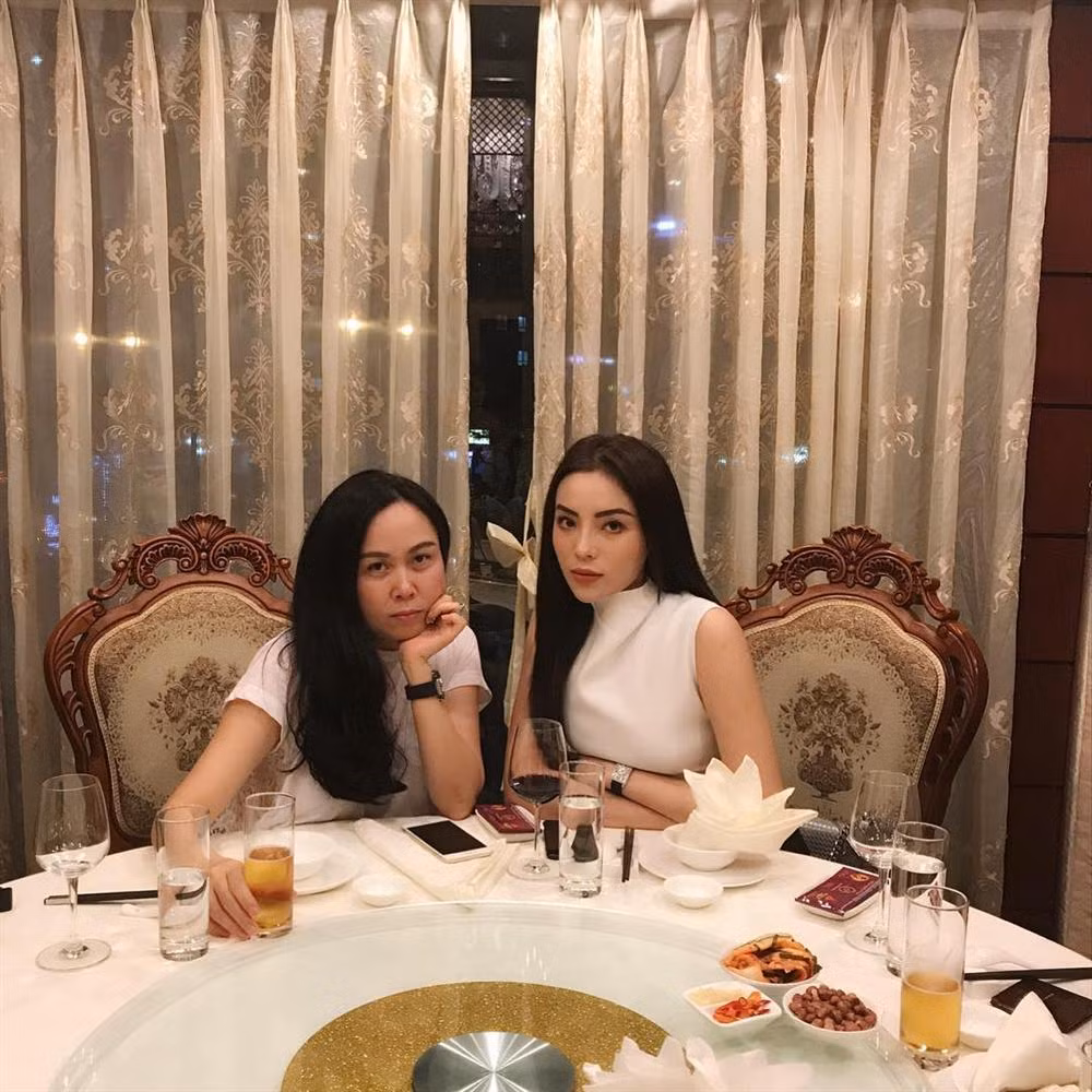 Và cũng chẳng ngán chung khung hình với Kỳ Duyên - Hoa hậu Việt Nam 2014.