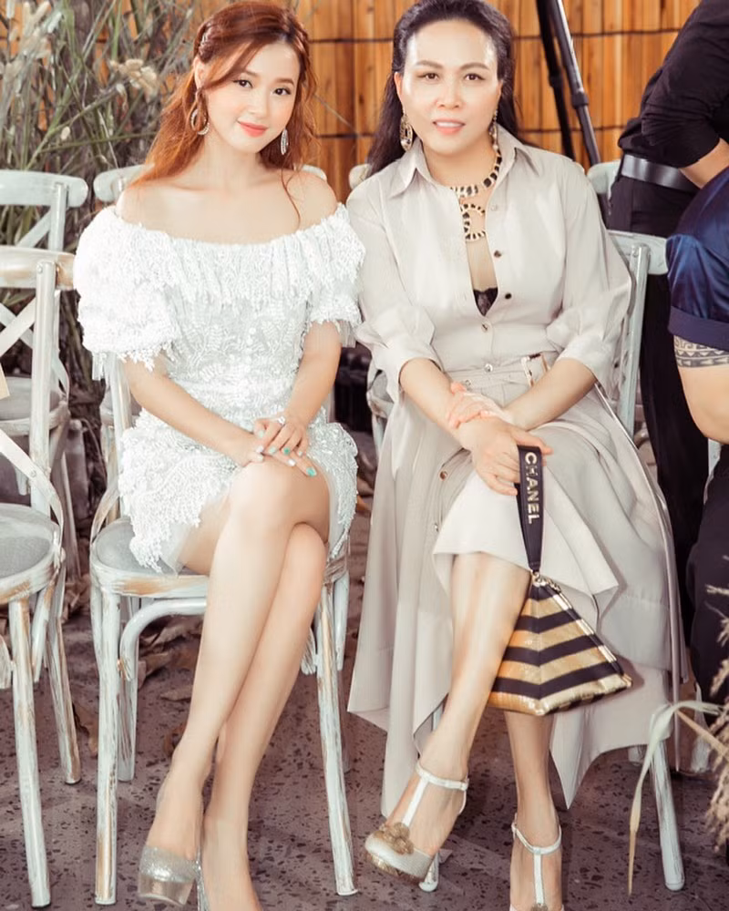 Nhan sắc mong manh, thánh thiện của Midu làng sáng bừng khung hình.