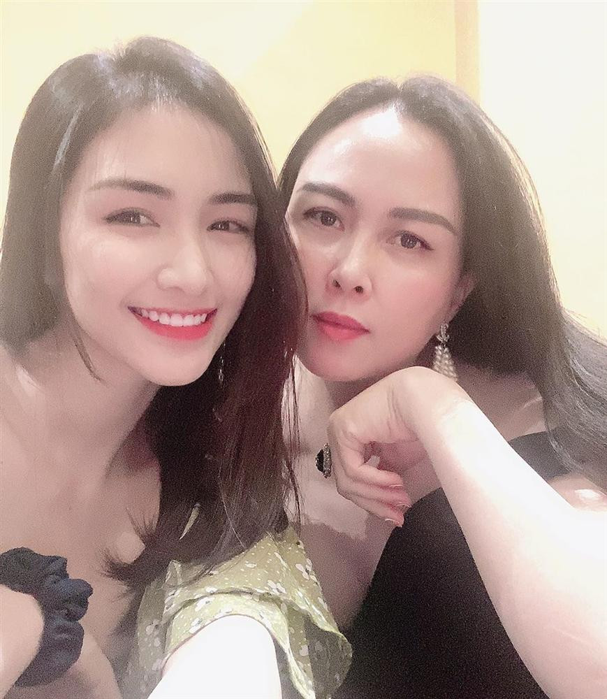 Thần thái tự tin khi đụng độ Hòa Minzy - một ngôi sao trẻ có gương mặt khả ái. Được biết cả hai có mối quan hệ thân thiết lâu năm.