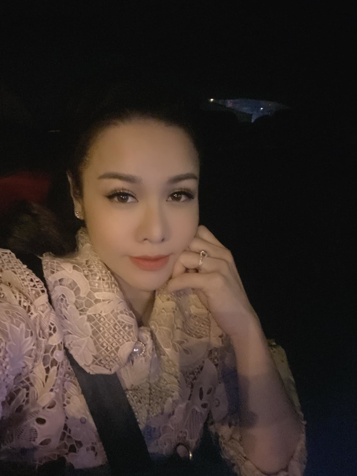 Nhật Kim Anh nhận được nhiều lời động viên với dòng trạng thái: "Mệt rồi. Tìm chỗ tựa thôi!".