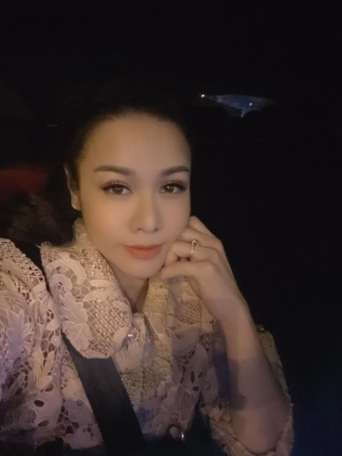 Nhật Kim Anh nhận được nhiều lời động viên với dòng trạng thái: "Mệt rồi. Tìm chỗ tựa thôi!".