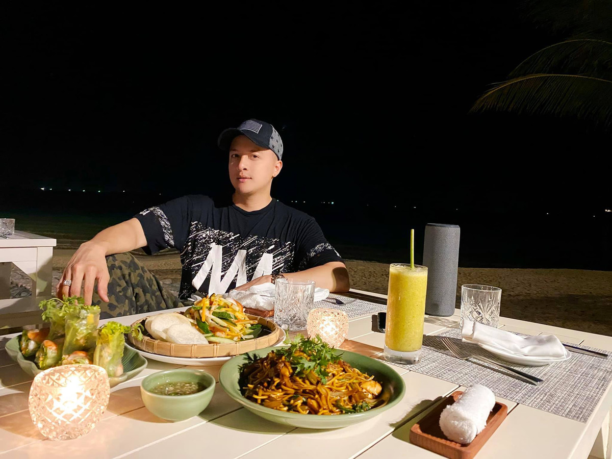 Cao Thái Sơn đăng ảnh với chia sẻ tâm trạng: "Biển mênh mông và đẹp lắm! Chỉ thiếu mỗi tiếng cười, thế là đủ. Có những đêm trăng sáng, chỉ muốn ra biển hoặc ngồi một mình như thế cũng thoải mái rồi".