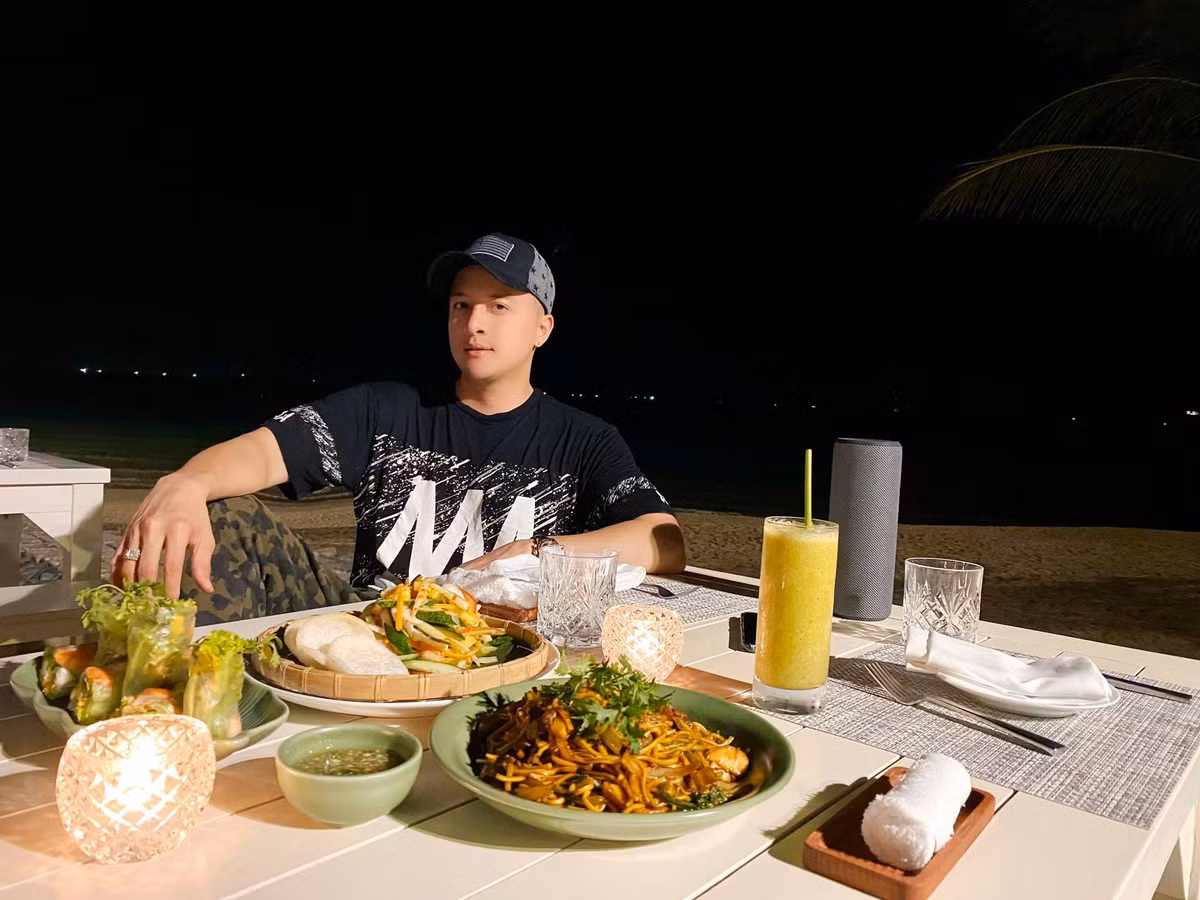 Cao Thái Sơn đăng ảnh với chia sẻ tâm trạng: "Biển mênh mông và đẹp lắm! Chỉ thiếu mỗi tiếng cười, thế là đủ. Có những đêm trăng sáng, chỉ muốn ra biển hoặc ngồi một mình như thế cũng thoải mái rồi".