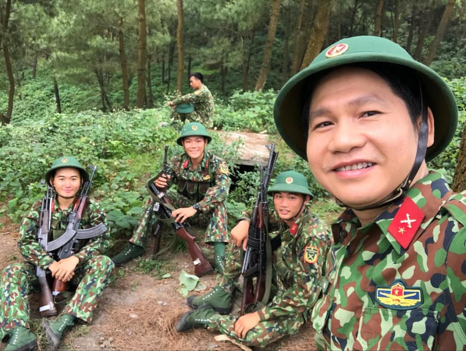 Đăng hình ảnh đi quay một bài hát, ca sĩ Trọng Tấn hóm hỉnh viết: ''Hành quân anh lại hành quân".