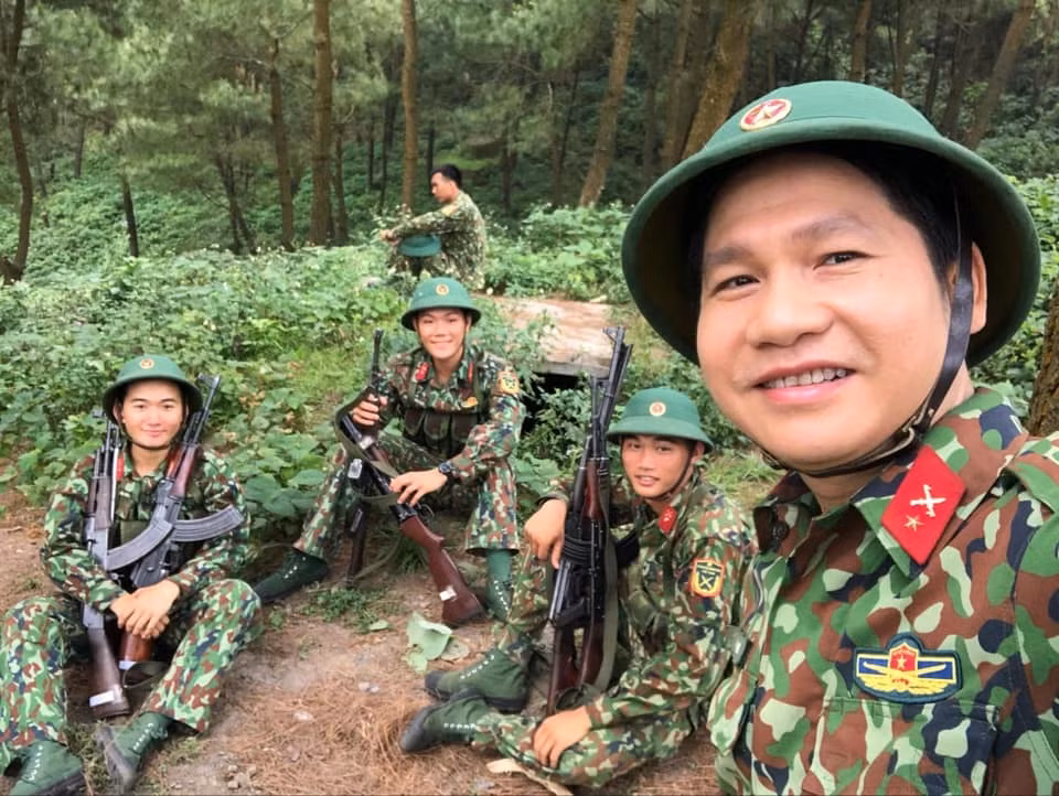 Đăng hình ảnh đi quay một bài hát, ca sĩ Trọng Tấn hóm hỉnh viết: ''Hành quân anh lại hành quân".