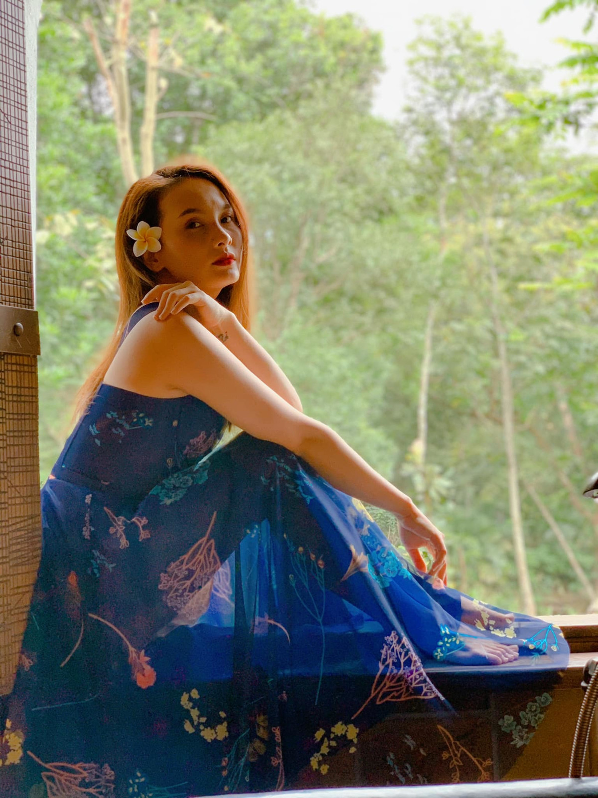 Bảo Thanh khoe ảnh ông xã chụp vô cùng chuyên nghiệp. Nữ diễn viên 'Về nhà đi con' viết: "Chồng đưa đi chơi mà vẫn không quên nhiệm vụ nâng cao tay nghề. Lại còn chỉ chỗ cho ngồi tạo dáng".