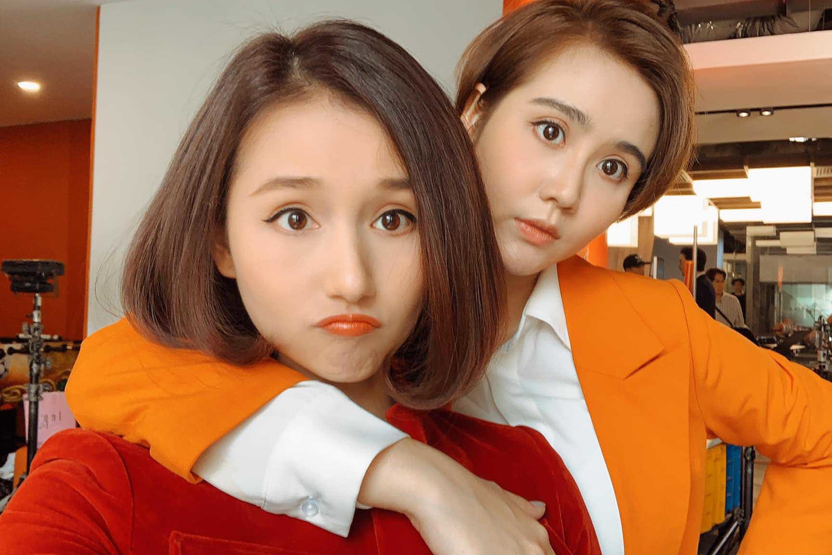 "38 độ C mà hai chị em người áo nhung người áo vest miệt mài trên trường quay. Không thể nào mát mẻ hơn", Lã Thanh Huyền chia sẻ.