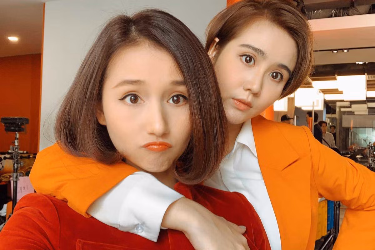 "38 độ C mà hai chị em người áo nhung người áo vest miệt mài trên trường quay. Không thể nào mát mẻ hơn", Lã Thanh Huyền chia sẻ.