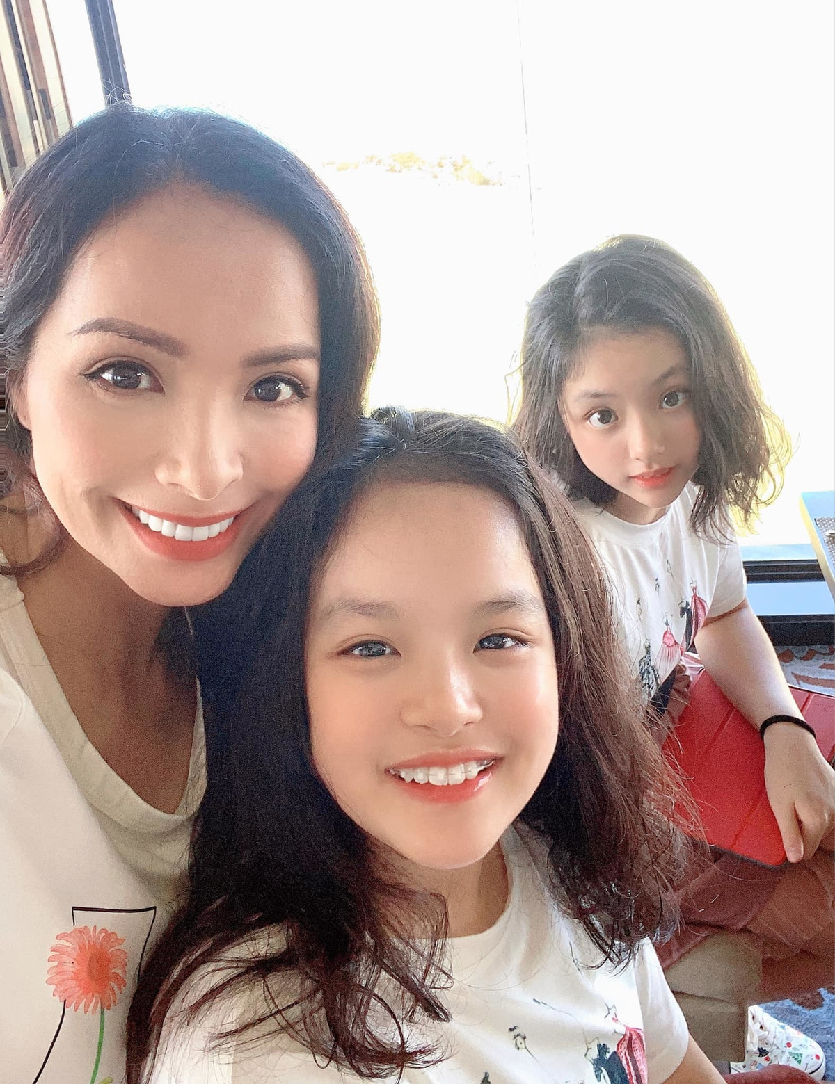 Siêu mẫu Thuý Hạnh khoe 2 cô con gái xinh đẹp khi cùng nhau đi du lịch.