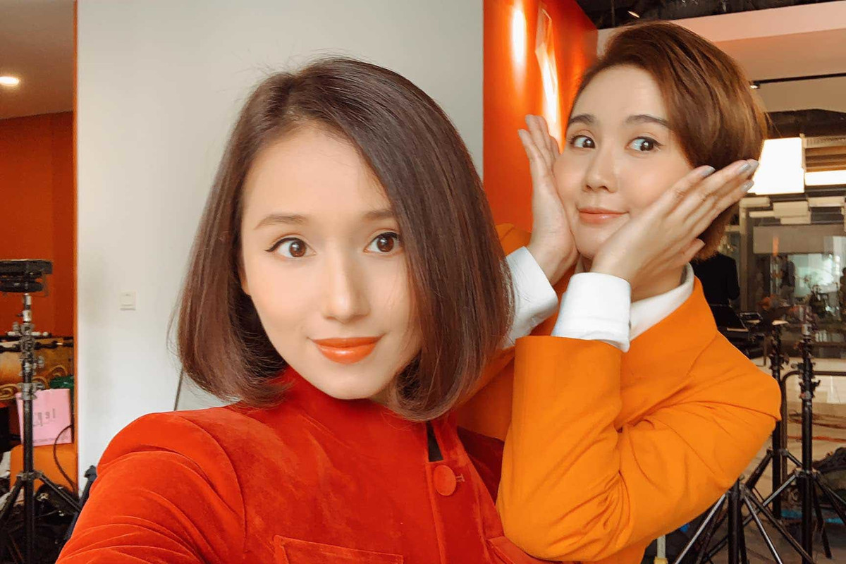 Lã Thanh Huyền nhí nhảnh cùng Huyền Lizzie trên trường quay.