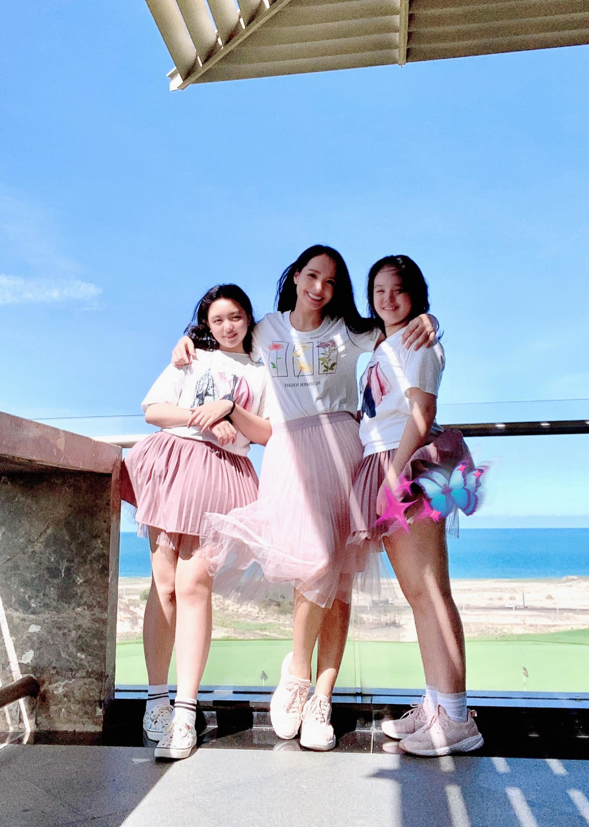 "Hai nàng đưa 'chị cả' đi ngắm biển", người đẹp dí dỏm.