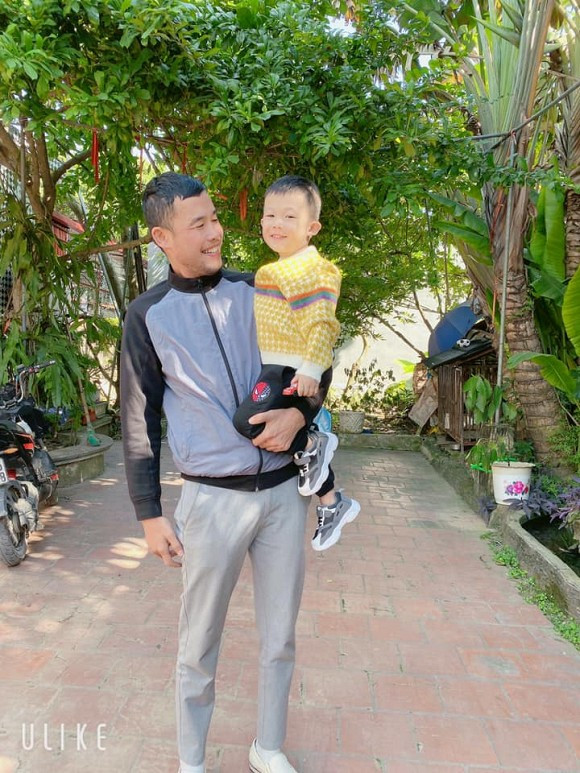 Trước đó khi công khai chia tay, vợ ba Hiệp Gà khiến dư luận xôn xao khi tố nhau trên mạng xã hội. Trong đó, Diệu Thúy đăng đàn cho biết chồng nhờ vay 150 triệu đồng rồi "cò quay" không trả, khiến cô phải nai lưng gánh lãi. Không những vậy, cô còn cho biết Hiệp Gà đến nhà bố mẹ vợ gây chuyện, xé cả hộ khẩu và giấy khai sinh của con.