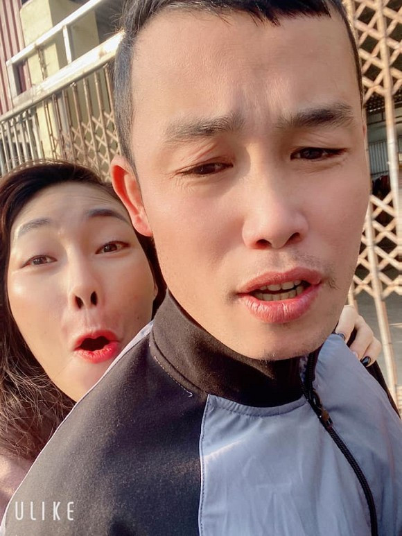 Khi nhiều người hỏi, Diệu Thúy cũng úp mở: "Duyên tiền định đó chị, có chạy khắp nơi 8 hướng vẫn về với nhau thôi chị à, nhìn cục nợ cu Tèo to tướng thế kia bỏ làm sao được nhỉ?".