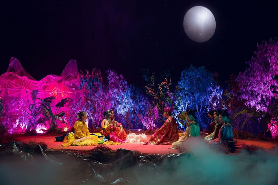 "Kẻ cắp gặp bà già" là sáng tác của nhóm DTAP. Hoàng Thùy Linh cho biết, khi quay MV, ê-kíp đều phải đeo khẩu trang và liên tục sử dụng nước sát khuẩn để đảm bảo an toàn.