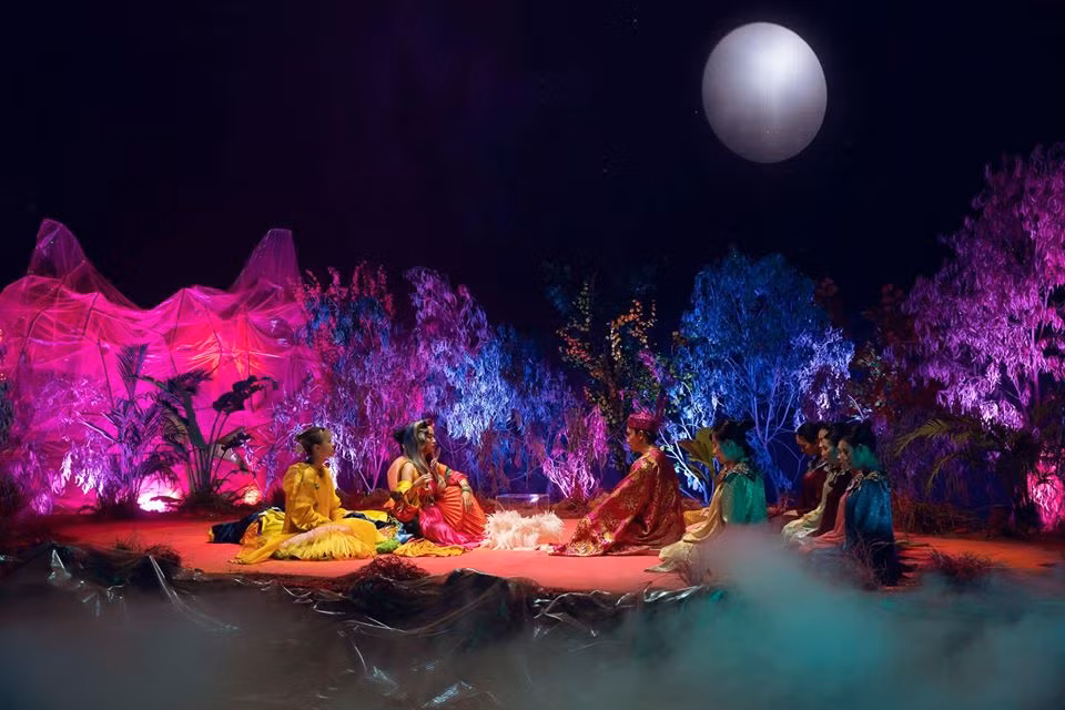 "Kẻ cắp gặp bà già" là sáng tác của nhóm DTAP. Hoàng Thùy Linh cho biết, khi quay MV, ê-kíp đều phải đeo khẩu trang và liên tục sử dụng nước sát khuẩn để đảm bảo an toàn.