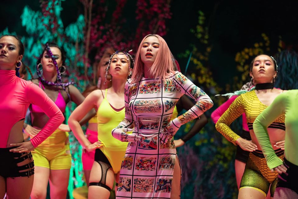 Bộ trang phục do NTK Lưu Ngọc Kim Khanh thực hiện. Ngoài ra, stylist của Hoàng Thùy Linh cũng giải thích, việc xẻ hai bên hông cho dễ nhảy và hợp với vũ đạo.