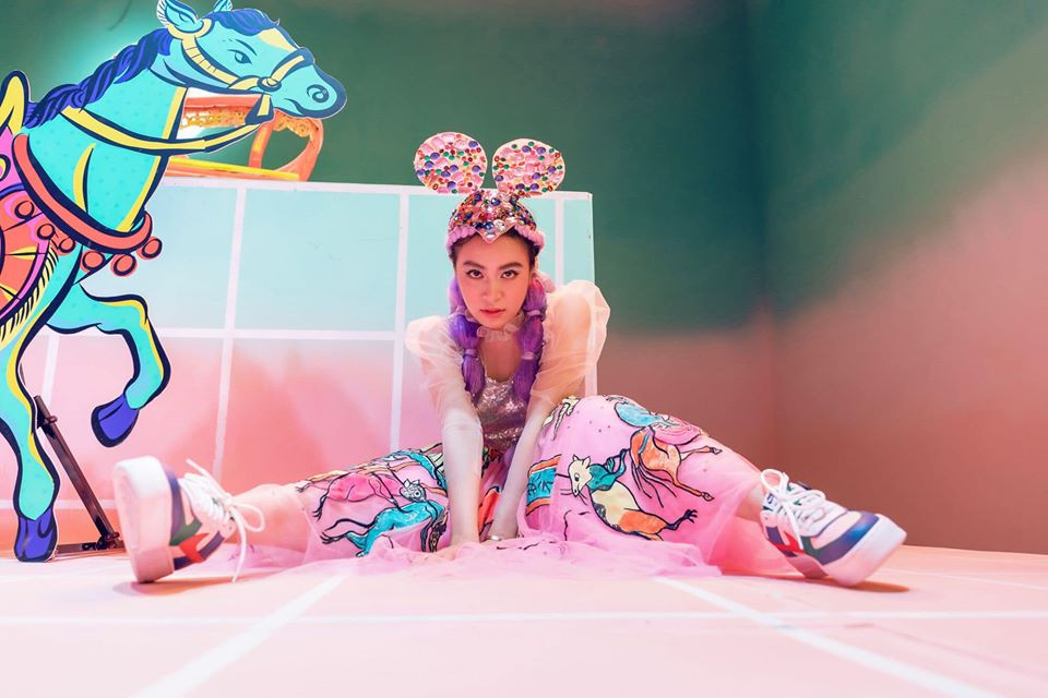 Dù không tổ chức họp báo hay quảng cáo rầm rộ, nhưng "Kẻ cắp gặp bà già" của Hoàng Thùy Linh vẫn nhận được nhiều sự chú ý của khán giả.