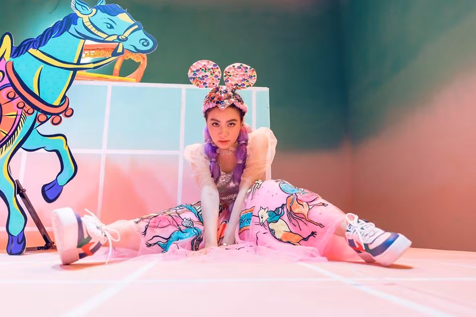 Dù không tổ chức họp báo hay quảng cáo rầm rộ, nhưng "Kẻ cắp gặp bà già" của Hoàng Thùy Linh vẫn nhận được nhiều sự chú ý của khán giả.