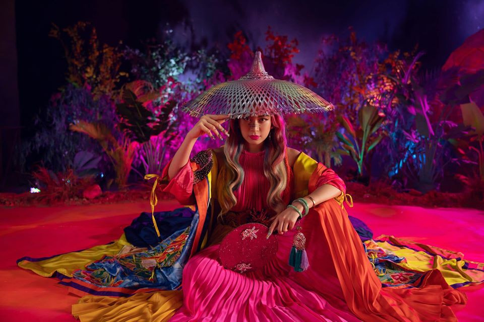 Nữ ca sĩ đầu tư khá kỹ lưỡng cho phần nhìn với loạt trang phục sặc sỡ sắc màu.