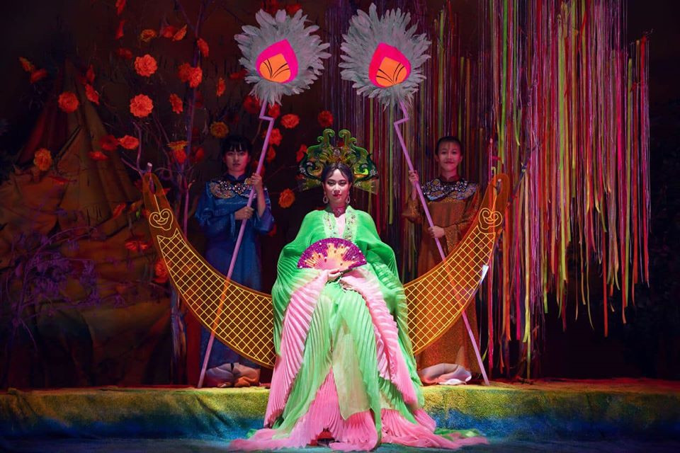 Từng vòng đấu của Vua và Hoàng hậu diễn ra trên bàn cờ, thông qua nội dung trên những bức tranh Hàng Trống nổi tiếng: Đám cưới Chuột, Ngưu Lang Chức Nữ, Thuý Kiều gặp Kim Trọng, Mẫu Thượng Ngàn…