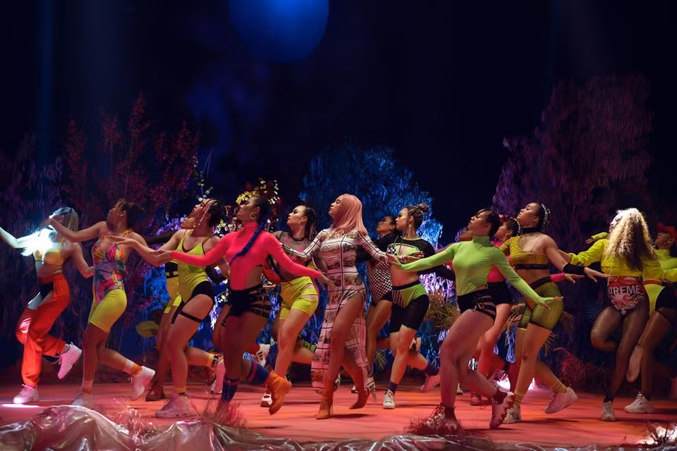 Nhiều ý kiến chỉ trích bộ trang phục của Hoàng Thùy Linh phản cảm, giống trường hợp nữ ca sĩ Mỹ Kacey Musgraves mặc áo dài không quần cách đây không lâu.