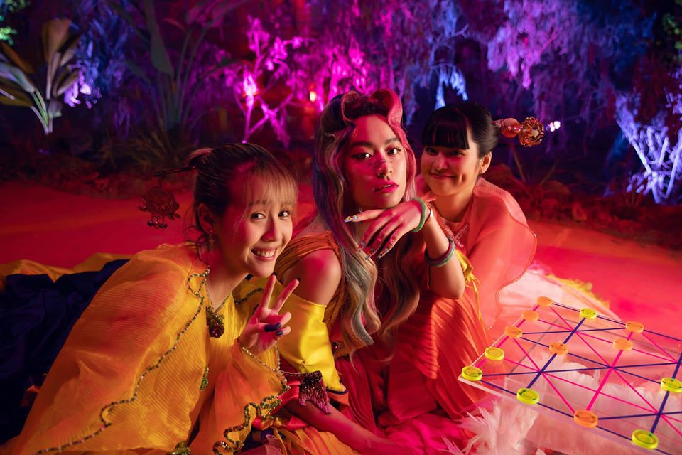 Hoàng Thùy Linh trong hậu trường quay MV bên hình ảnh ván cờ.