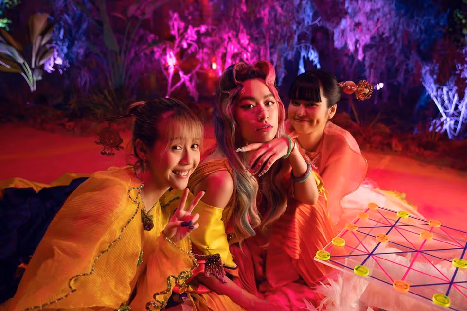 Hoàng Thùy Linh trong hậu trường quay MV bên hình ảnh ván cờ.