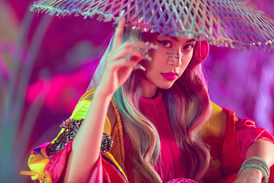 Hình ảnh của Hoàng Thùy Linh vừa gợi cảm, hiện đại khiến MV gây sức hút.