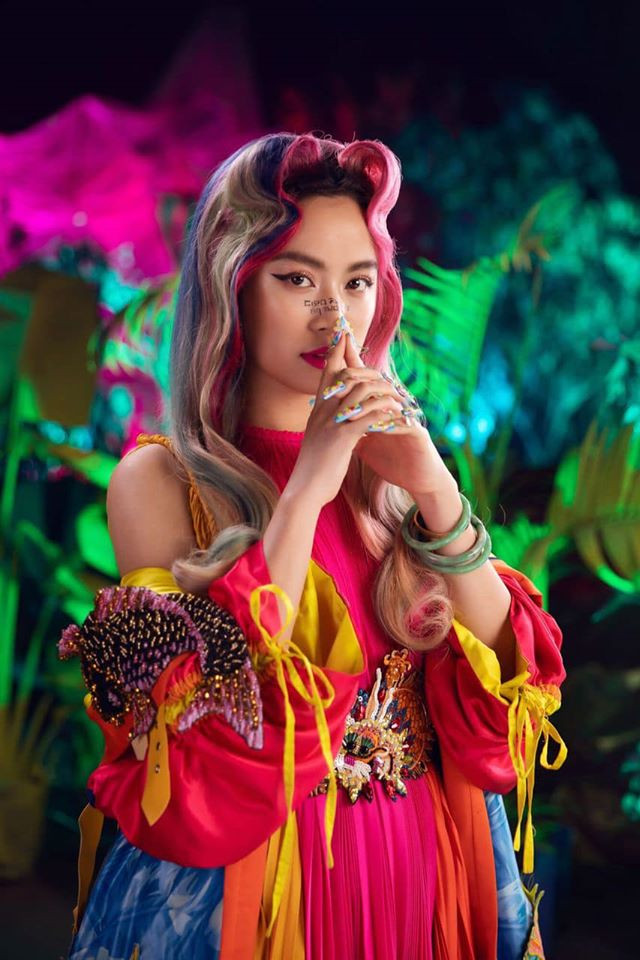 Trong "Kẻ cắp gặp bà già", Hoàng Thùy Linh gây ấn tượng với hình ảnh đẹp mê hoặc khi hóa thân vào Hoàng Hậu.