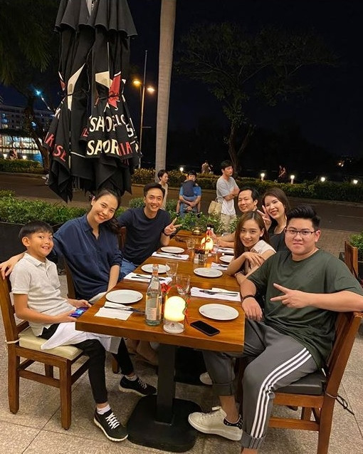 Bức ảnh ăn uống gần đây nhất, Subeo cũng ngồi cạnh Đàm Thu Trang. Cô vòng tay ra sau lưng cậu bé rất tình cảm.