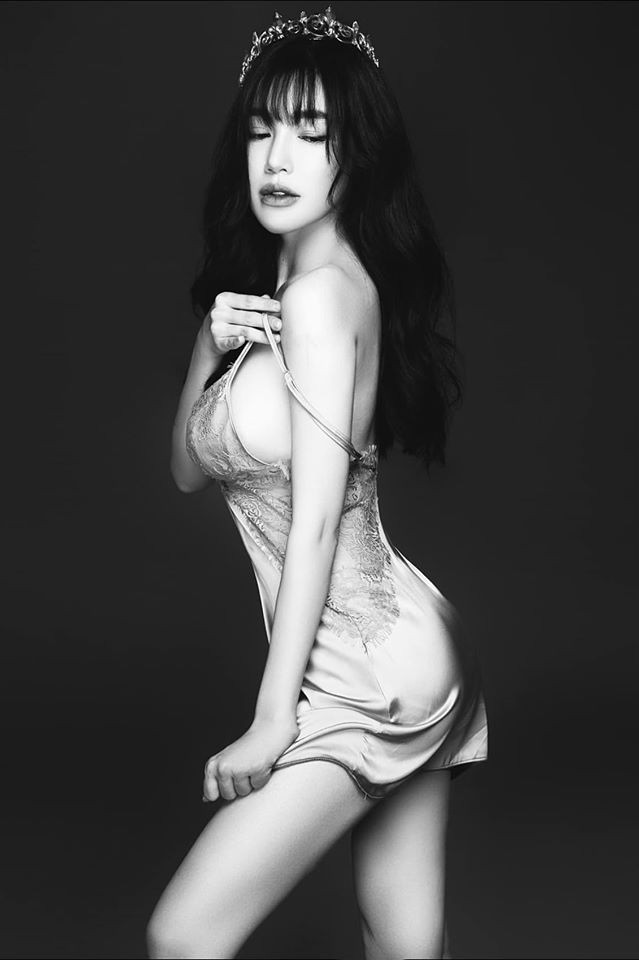 Hot girl Elly Trần từng chia sẻ do quá bận rộn với việc chăm sóc con cái nên cô không có nhiều thời gian đến phòng tập. Chính vì vậy Elly Trần chỉ thực hiện chế độ ăn uống, sinh hoạt hợp lý để cải thiện vóc dáng của mình sau khi sinh con.