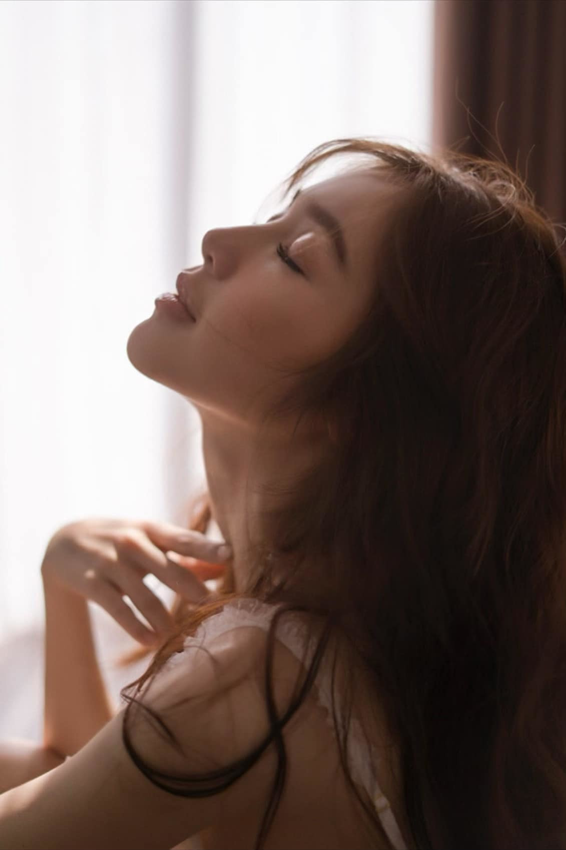 Người đẹp 32 tuổi luôn tận dụng triệt để lợi thế vòng 1 nóng bỏng của mình trong mọi bức hình gợi cảm.