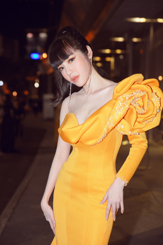 Với đường cong nóng bỏng, cô thường xuyên chọn những bộ đầm ôm bó sát, chít eo nhỏ để tăng thêm sự quyến rũ, hấp dẫn của cơ thể.